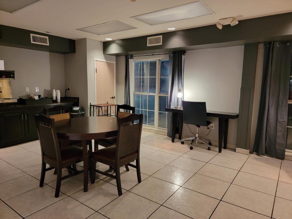 Extend-a-suites - Extended Stay, I-40 West Hotel